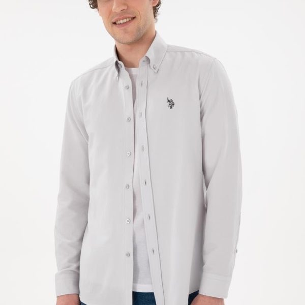 قميص بقصة ضيقة واكمام طويلة ولوجو مطرز وازرار امامية للرجال من يو اس بولو اسن، لون رمادي فاتح، مقاس XL