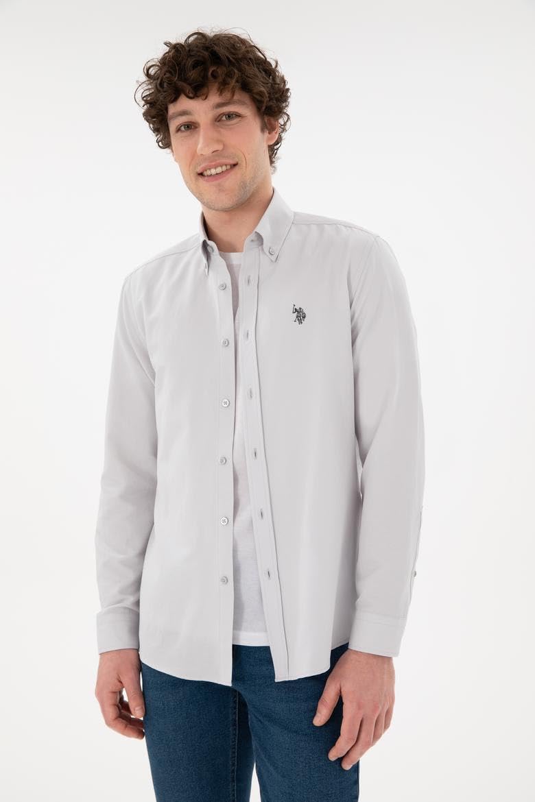 51IpreW8B7L._AC_SL1170_.jpg قميص بقصة ضيقة واكمام طويلة ولوجو مطرز وازرار امامية للرجال من يو اس بولو اسن، لون رمادي فاتح، مقاس XL