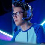 ⁦فيرجن تيك. سماعة رأس للألعاب لبلاي ستيشن 5 و4 واكس بوكس ون، ميكروفون باس محيطي بخاصية إلغاء الضوضاء، سماعات فوق الأذن مع أضواء LED لأجهزة ماك واللابتوب وXbox سلسلة X S وونينتندو سويتش NES والكمبيوتر،⁩ - الصورة ⁦2⁩