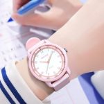 ⁦ساعة كوارتز للطلاب من الجنسين - تصميم انالوج انيق مع عقارب مضيئة وحركة صامتة وسوار سيليكون ناعم - ساعة مدرسية خفيفة الوزن للبنات والمراهقين⁩ - الصورة ⁦5⁩
