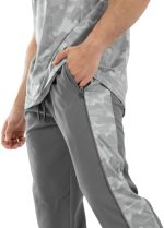 ⁦سروال دراي-فيت للرجال من وورك فيت، اساور اكمام مرنة وخطوط جانبية مموهة⁩ - الصورة ⁦2⁩