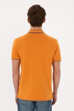 ⁦تيشرت باكمام قصيرة ولوجو مطرز وازرار امامية للرجال من يو اس بولو اسن، لون برتقالي، مقاس L⁩ - الصورة ⁦4⁩