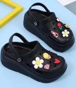 ⁦كلوج للنساء والبنات مرتفع - شبشب أسود بنعل طبى ومريح - خامة مطاطة مضاد للانزلاق - مثالي للبيت، الشاطئ والشارع - اكسسوارات متعددة الألوان⁩ - الصورة ⁦3⁩