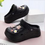 ⁦كلوج للنساء والبنات مرتفع - شبشب أسود بنعل طبى ومريح - خامة مطاطة مضاد للانزلاق - مثالي للبيت، الشاطئ والشارع - اكسسوارات متعددة الألوان⁩ - الصورة ⁦2⁩