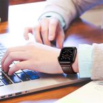 ⁦سوار ساعة جلد طبيعي بديل متوافق مع ساعة آي ووتش مقاس 38 و40 و41 ملم واس اي سلسلة 7 6 5 4 3 2 1 للجنسين من نكست ستور، لون بني غامق⁩ - الصورة ⁦6⁩