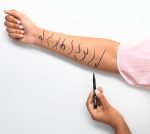 ⁦قلم تحديد العيون 24 ايفر من ايسنس، 01⁩ - الصورة ⁦4⁩