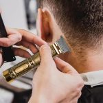 ⁦ماكينة حلاقة الشعر الاحترافية من سوكاني شفرات الستيل الكربوني تشغيل سلكي/لاسلكي تشذيب دقيقة تصميم نمط كلاسيكي SK-LF-9925 ذهبي⁩ - الصورة ⁦6⁩