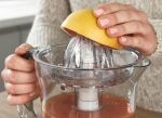 ⁦عصارة الحمضيات سيتروس 40 واط من كينوود مع ابريق عصير شفاف سعة 1 لتر، غطاء غبار، دوران 2 اتجاه , JE280A ابيض / شفاف⁩ - الصورة ⁦4⁩