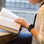 ⁦سوار ساعة جلد طبيعي بديل متوافق مع ساعة آي ووتش مقاس 38 و40 و41 ملم واس اي سلسلة 7 6 5 4 3 2 1 للجنسين من نكست ستور، لون بني غامق⁩ - الصورة ⁦5⁩