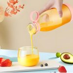 ⁦خلاط شخصي صغير محمول بسعة ‎420 مل‎ وقدرة ‎40 وات‎، مناسب لتحضير العصائر والمشروبات أثناء التنقل أو ممارسة الرياضة أو الرحلات (لون وردي)⁩ - الصورة ⁦7⁩