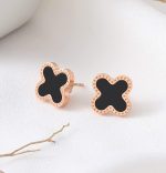 ⁦حلقان زهرة البرسيم بأربع اوراق للنساء مطلية بالذهب عيار 18 قيراط من الستانلس ستيل 4 أوراق شجر للحظ السعيد مجوهرات هدية للأم والابنة مصنوعة بدون أحجار كريمة شايني واي⁩ - الصورة ⁦2⁩