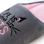 ⁦شبشب منزلي بطبعة Life Is Better With Cats للنساء من شيب سكوير⁩ - الصورة ⁦3⁩