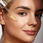 ⁦سيروم للوجه سعة 30 مل مع 15% فيتامين سي وفيتامين جي تفتيح بملمس خفيف الوزن وغير دهني لجميع أنواع البشرة لتقليل تغير اللون وعيوب من ايفلين كوزمتيكس كل الأنواع للجنسين⁩ - الصورة ⁦7⁩