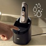 ⁦ماكينة حلاقة 5 في 1 للاستخدام الجاف والرطب 9465cc من سلسلة 9 برو مع قاعدة تنظيف سمارت كير وشنطة سفر، لون معدني⁩ - الصورة ⁦5⁩