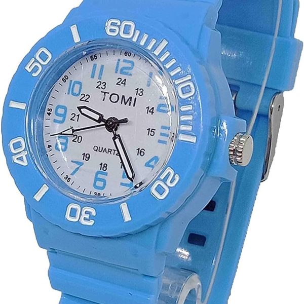 ساعة اطفال انالوج بعقارب مع سوار مطاطي للبنات من تومي، موديل 47، بمينا متعدد الألوان، بسوار أزرق