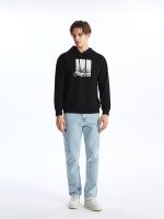 ⁦سويت شيرت بغطاء للرأس وأكمام طويلة مع طبعة للرجال من ال سي وايكيكي⁩ - الصورة ⁦4⁩