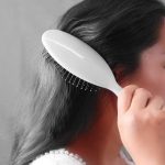 ⁦فرشاة بتصميم متين منزلق من تشينا بوسادة هوائية، فرشاة بتصميم بيضاوي الشكل للاستخدام الرطب والجاف، مشط بوسادة صحية بدون ألم وشعيرات فائقة النعومة.⁩ - الصورة ⁦2⁩