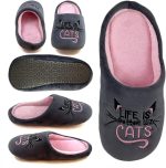 ⁦شبشب منزلي بطبعة Life Is Better With Cats للنساء من شيب سكوير⁩ - الصورة ⁦4⁩