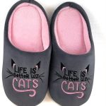 شبشب منزلي بطبعة Life Is Better With Cats للنساء من شيب سكوير