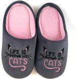 شبشب منزلي بطبعة Life Is Better With Cats للنساء من شيب سكوير