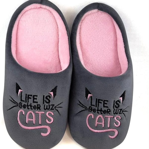 شبشب منزلي بطبعة Life Is Better With Cats للنساء من شيب سكوير