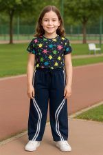 ⁦بنطلون وايد ليج رياضي للأطفال مع خطوط جانبية بيضاء – تصميم عصري ومريح، مثالي للأنشطة الرياضية للبنات من ميزة⁩ - الصورة ⁦6⁩