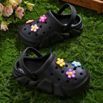 ⁦كلوج للنساء والبنات مرتفع - شبشب أسود بنعل طبى ومريح - خامة مطاطة مضاد للانزلاق - مثالي للبيت، الشاطئ والشارع - اكسسوارات متعددة الألوان⁩ - الصورة ⁦5⁩