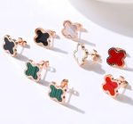 ⁦حلقان زهرة البرسيم بأربع اوراق للنساء مطلية بالذهب عيار 18 قيراط من الستانلس ستيل 4 أوراق شجر للحظ السعيد مجوهرات هدية للأم والابنة مصنوعة بدون أحجار كريمة شايني واي⁩ - الصورة ⁦4⁩