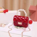 ⁦شنطة يد صغيرة من جينيرال اكسيسوريز انك، شنطة يد للاطفال بمقبض لؤلؤي، شنطة كروس للبنات الصغيرات، شنطة كتف هدايا للاطفال الصغار (F-0018 احمر)⁩ - الصورة ⁦4⁩