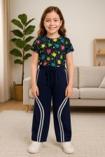 ⁦بنطلون وايد ليج رياضي للأطفال مع خطوط جانبية بيضاء – تصميم عصري ومريح، مثالي للأنشطة الرياضية للبنات من ميزة⁩ - الصورة ⁦2⁩