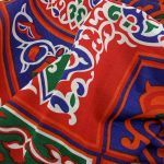 ⁦مفرش ترابيزة بتصميم خيامي لرمضان مصنوع من مزيج القطن مع طرف مزين بلون اصفر مقاس 1.5 × 1.5 متر شكل مربع⁩ - الصورة ⁦3⁩