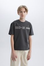 ⁦تيشيرت كاجوال بأكمام قصيرة ورقبة دائرية ضيقة وقصة كبيرة للأولاد من ديفاكتو B6165A8⁩ - الصورة ⁦4⁩