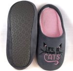 ⁦شبشب منزلي بطبعة Life Is Better With Cats للنساء من شيب سكوير⁩ - الصورة ⁦2⁩