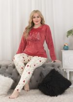 ⁦طقم بيجامة شتوي حريمي من القطيفة المبطنة المستوردة - قطعتين بنطلون منقوش وتيشيرت مطرز⁩ - الصورة ⁦3⁩