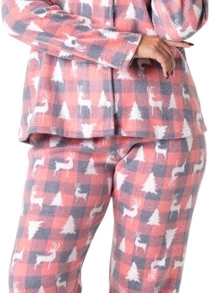 طقم بيجامة بولار كلاسيكي للكريسماس للنساء | ملابس نوم شتوية ناعمة مع طباعة الغزالة والشجرة | ملابس مريحة للعطلات | بيجامة للنساء من زيكوتكس