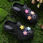 ⁦كلوج للنساء والبنات مرتفع - شبشب أسود بنعل طبى ومريح - خامة مطاطة مضاد للانزلاق - مثالي للبيت، الشاطئ والشارع - اكسسوارات متعددة الألوان⁩ - الصورة ⁦4⁩