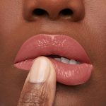 ⁦احمر شفاه لامع سوبر ستاي فينيل انك نودز يدوم طويلا من ميبيلين نيويورك، 100 تشارمد⁩ - الصورة ⁦6⁩