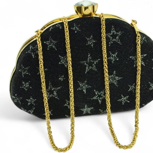 شنطة سواريه بتصميم فني راقٍ يضيف لمسة من التميز لأي إطلالة مسائية. تجمع بين الفخامة والجرأة، وتُبرز الذوق الرفيع في اختيار التفاصيل.