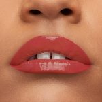 ⁦احمر شفاه سائل سوبرستاي فينيل انك بلمعان يدوم طويلا حتى 16 ساعة ولون لا يلطخ الملابس من ميبلين نيويورك، درجة لون كين 125⁩ - الصورة ⁦6⁩