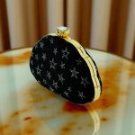 ⁦شنطة سواريه بتصميم فني راقٍ يضيف لمسة من التميز لأي إطلالة مسائية. تجمع بين الفخامة والجرأة، وتُبرز الذوق الرفيع في اختيار التفاصيل.⁩ - الصورة ⁦3⁩