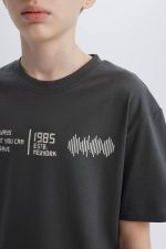 ⁦تيشيرت كاجوال بأكمام قصيرة ورقبة دائرية ضيقة وقصة كبيرة للأولاد من ديفاكتو B6165A8⁩ - الصورة ⁦5⁩