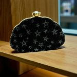 ⁦شنطة سواريه بتصميم فني راقٍ يضيف لمسة من التميز لأي إطلالة مسائية. تجمع بين الفخامة والجرأة، وتُبرز الذوق الرفيع في اختيار التفاصيل.⁩ - الصورة ⁦2⁩