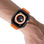 ⁦جراب حماية مضاد للصدمات ومقاوم للخدش يوفر الحماية لجميع انحاء الساعة مصنوع من السيليكون وبولي يوريثين مقاوم للحرارة متوافق مع ابل ووتش الترا 49 ملم، لون اسود⁩ - الصورة ⁦2⁩