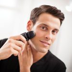 ⁦ماكينة حلاقة كهربائية رجالي بشفرات فويل من سلسلة كومفورت من ريمنجتون، ماكينة حلاقة يمكن تحريكها للأمام والخلف بسهولة، لون أزرق، طراز PF7400⁩ - الصورة ⁦3⁩