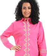 ⁦قميص بياقة مطوية لأسفل للنساء بأزرار للاغلاق بنمط غربي من اندورا⁩ - الصورة ⁦4⁩