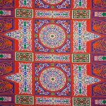 ⁦مفرش ترابيزة بتصميم خيامي لرمضان مصنوع من مزيج القطن مع طرف مزين بلون اصفر مقاس 1.5 × 1.5 متر شكل مربع⁩ - الصورة ⁦4⁩