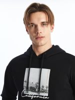 ⁦سويت شيرت بغطاء للرأس وأكمام طويلة مع طبعة للرجال من ال سي وايكيكي⁩ - الصورة ⁦5⁩