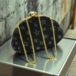 ⁦شنطة سواريه بتصميم فني راقٍ يضيف لمسة من التميز لأي إطلالة مسائية. تجمع بين الفخامة والجرأة، وتُبرز الذوق الرفيع في اختيار التفاصيل.⁩ - الصورة ⁦4⁩