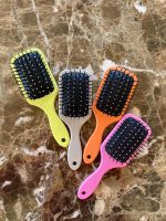 ⁦فرشاة فك تشابك الشعر للنساء والرجال والأطفال من بونيتا- رائعة لجميع أنواع الشعر، لطيفة على فروة رأسك ومثالية للاستخدام اليومي (لون عسلي صغير)⁩ - الصورة ⁦4⁩