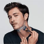 ⁦براون 7 في 1 ماكينة حلاقة الكل واحد 3 MGK3245 تشذيب اللحية للرجال و شعر وماكينة للوجه مع شفرات حادة طويلة الامد و5 مرفقات لون اسود ازرق المملكة المتحدة بقابس ذات دبوسين⁩ - الصورة ⁦3⁩